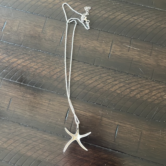 .925 silver starfish necklace. - Picture 3 of 10
